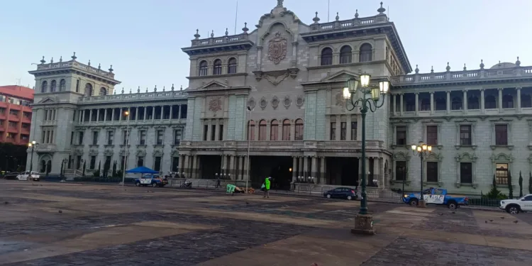 Más de mil escuelas reabren en Guatemala tras retiro del campamento de maestros en huelga