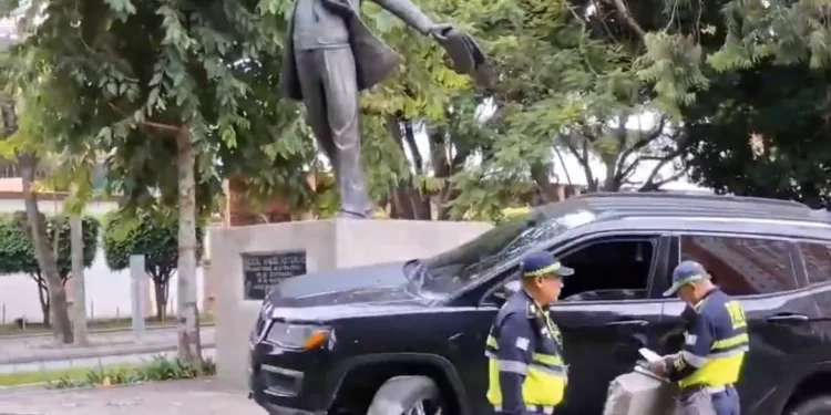 Conductor estrella su auto con placas salvadoreñas contra el emblemático monumento a Miguel Ángel Asturias en Guatemala