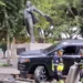 Conductor estrella su auto con placas salvadoreñas contra el emblemático monumento a Miguel Ángel Asturias en Guatemala