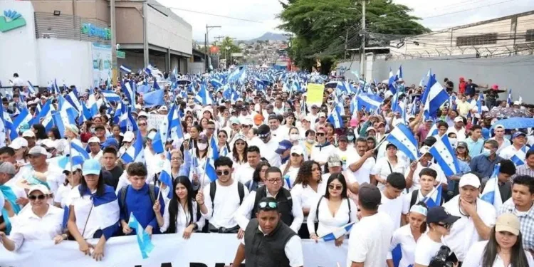 Miles de nacionalistas marchan en Tegucigalpa bajo la consigna “¡Democracia sí, familiones no!”