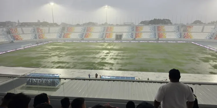 Entre aguaceros y orgullo, la hinchada salvadoreña reclama el honor del Cuscatlán tras traslado de juegos de la Selecta al Mágico González