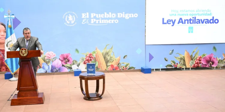 Presidente guatemalteco advierte sobre riesgo de ingresar a lista gris si no se aprueba ley antilavado