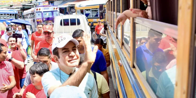 Honduras: Candidato liberal promete “capote” con 4 millones de votos como respuesta a advertencia de Mel Zelaya sobre transmisión electoral