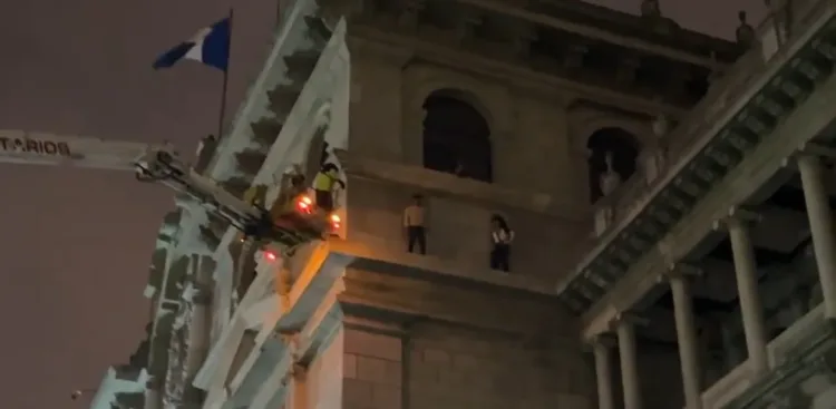Hombre escala fachada del Palacio Nacional de Guatemala y es rescatado por bomberos