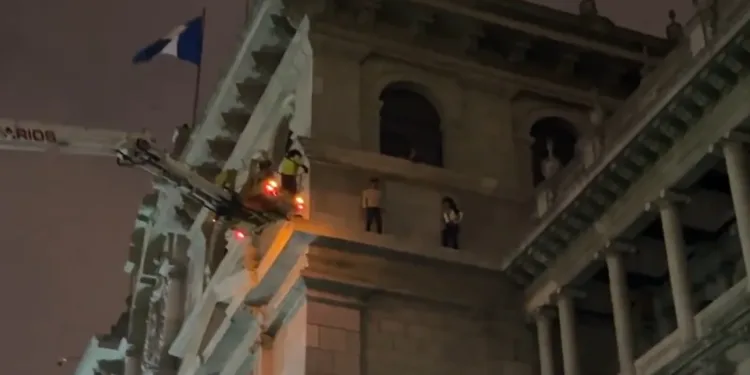 Hombre escala fachada del Palacio Nacional de Guatemala y es rescatado por bomberos