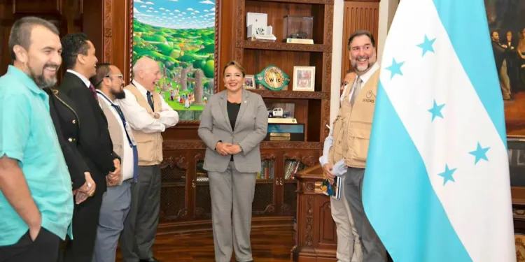 Presidenta de Honduras promete comicios libres ante la OEA en medio de crisis electoral en que oficialismo es protagonista