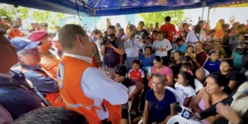 Bernardo Arévalo, presidente de Guatemala, visita Comapa, Jutiapa (en la frontera con El Salvador), para supervisar la asistencia a los afectados por los sismos del 29 de julio.