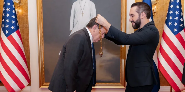 Embajador de EEUU recibe máxima condecoración de El Salvador antes de su retiro