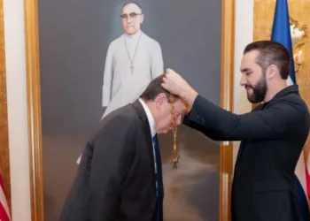 Embajador de EEUU recibe máxima condecoración de El Salvador antes de su retiro