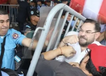 Disturbios en el Congreso de Honduras: Libre y liberales se acusan mutuamente de incitar violencia tras protesta