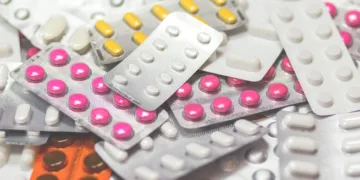 Costarricenses pagan unos $178 millones extra al año por sobreprecio de medicamentos