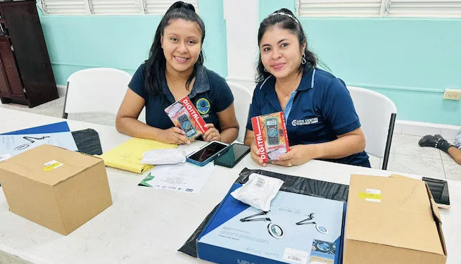 Misión Técnica taiwanesa capacita a mujeres beliceñas en reparación de celulares