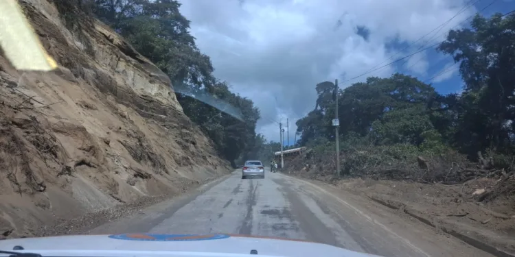 Habilitan paso provisional en ruta a La Antigua tras derrumbe: Conred alerta por más lluvias en Guatemala