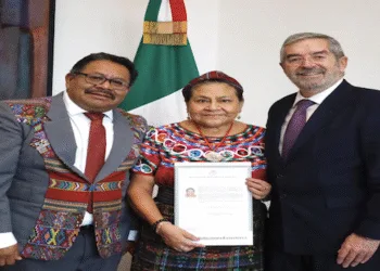 Premio Nobel guatemalteca Rigoberta Menchú se nacionaliza mexicana