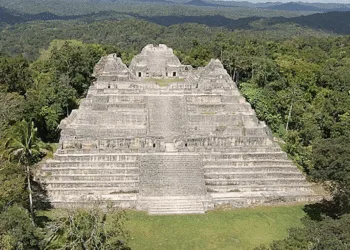 Descubren tumba del primer rey maya de Caracol en Belice