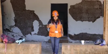 Personal de Conred en Gaatemala salen de una vivienda dañada en Jutiapa.