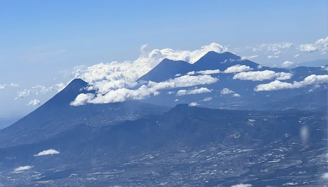 Guatemala restringe ascensos a volcanes Pacaya, Acatenango, Agua y Fuego por sismos