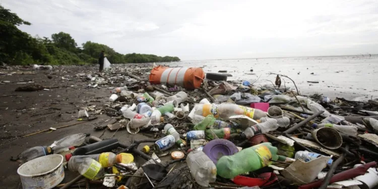 La costa del Pacífico de Centroamérica es la más contaminada por botellas plásticas en Latinoamérica