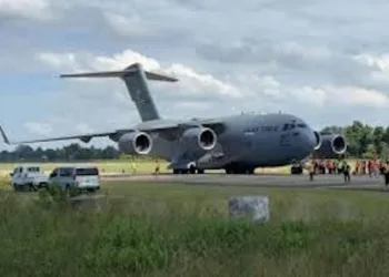 Un vuelo militar estadounidense trajo deportados hondureños a su país.