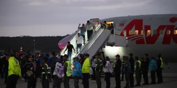 Venezuela asegura que excarcelación de migrantes en El Salvador fue negociada solo con Estados Unidos