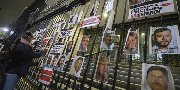 Más de 900 periodistas exiliados en Latinoamérica: la región vive un éxodo silencioso de voces críticas