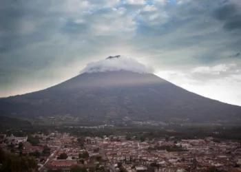 Volcán de Agua de Guatemala presenta grietas y riesgo de flujo de escombros tras intensa actividad sísmica