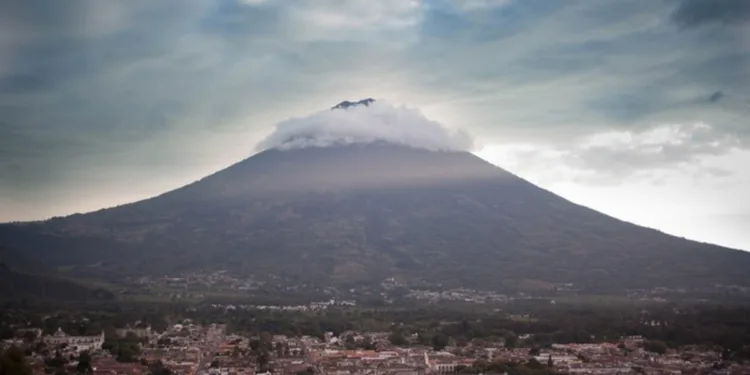 Volcán de Agua de Guatemala presenta grietas y riesgo de flujo de escombros tras intensa actividad sísmica