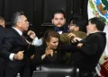 Golpes en le Senado de México: choque entre parlamentarios genera crisis política