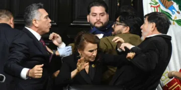Golpes en le Senado de México: choque entre parlamentarios genera crisis política