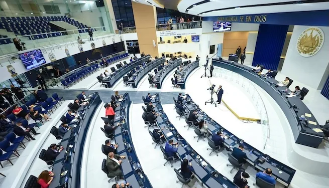 Asamblea salvadoreña aprueba reforma legal que extiende el plazo de la Fiscalía a cuatro años para acusar a pandilleros
