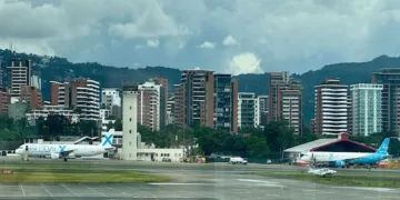 Dos aviones con deportados en una base aérea adyacente al Aeropuerto La Aurora de Guatemala. Foto WOLA