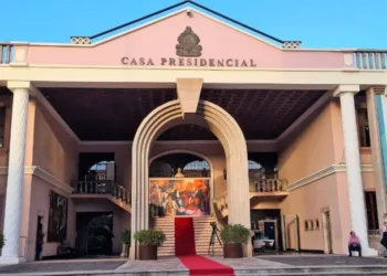 Altos funcionarios de Xiomara Castro aumentaron sus salarios hasta en un 97%