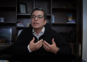 Periodista guatemalteco Juan Luis Font recibe asilo en Francia tras dos años de persecución judicial