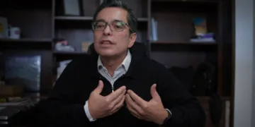 Periodista guatemalteco Juan Luis Font recibe asilo en Francia tras dos años de persecución judicial