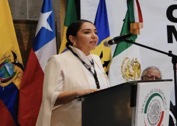 Congresista demócrata destaca su origen guatemalteco tras recibir amenazas de deportación