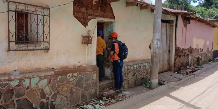 Cadena de sismos sacude el sureste de Guatemala y frontera con El Salvador, mientras que las autoridades advierten lluvias intensas
