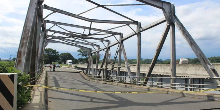 Autoridades de Guatemala inician reparación y habilitan rampa temporal en puente Mocá