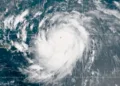 Huracán Erin alcanza categoría 5 en el Atlántico y mantiene en alerta al Caribe