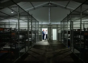 Hallan a 249 migrantes guatemaltecos en centro de detención Alligator Alcatraz en Florida