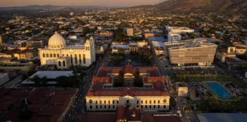 El Salvador recibe 91,000 turistas extranjeros durante las fiestas agostinas 2025, superando proyecciones