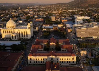 El Salvador recibe 91,000 turistas extranjeros durante las fiestas agostinas 2025, superando proyecciones