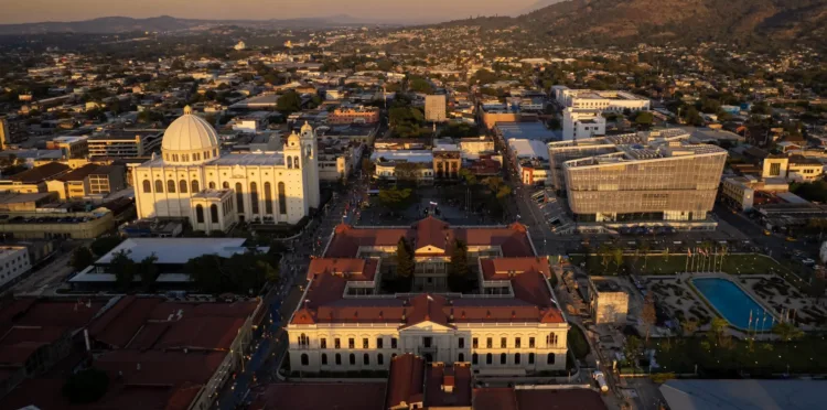 El Salvador recibe 91,000 turistas extranjeros durante las fiestas agostinas 2025, superando proyecciones