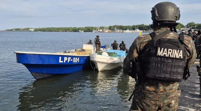 Ejército de Guatemala decomisa embarcaciones con posible droga en el Pacífico