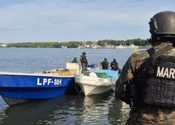 Ejército de Guatemala decomisa embarcaciones con posible droga en el Pacífico
