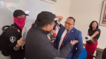 Protesta en Universidad San Carlos de Guatemala: estudiantes retienen y agreden a director asignado en Escuela de Psicología