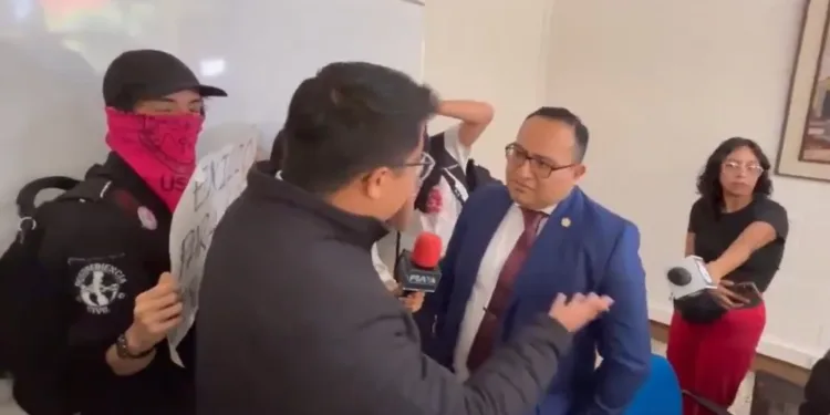 Protesta en Universidad San Carlos de Guatemala: estudiantes retienen y agreden a director asignado en Escuela de Psicología