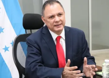 Oficialismo arremete contra Antonio García y lo tilda de “traidor” tras su renuncia como vicecanciller de Honduras