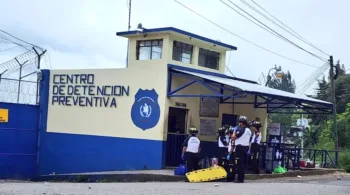 Motines en cárceles de Guatemala deja guardias rehenes; ministro de Gobernación descarta negociar con pandillas