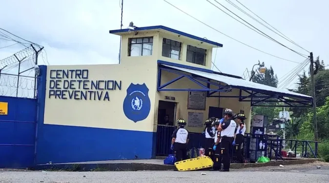 Motines en cárceles de Guatemala deja guardias rehenes; ministro de Gobernación descarta negociar con pandillas