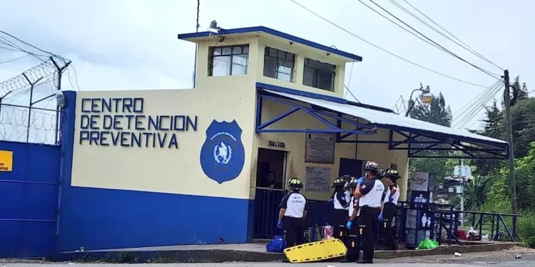 Motines en cárceles de Guatemala deja guardias rehenes; ministro de Gobernación descarta negociar con pandillas